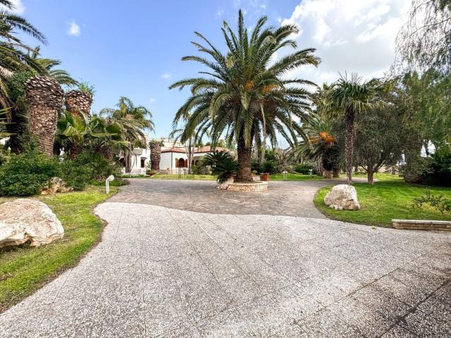 Case e ville in vendita di 446 m² in Via Calore, 3