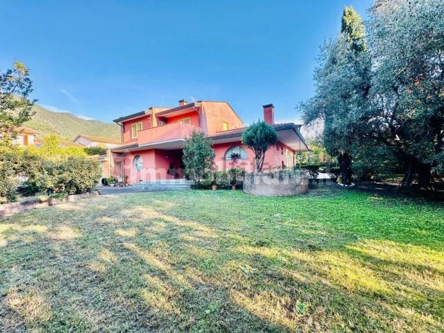 Case e ville in vendita di 447 m² in Viale dei Pioppi