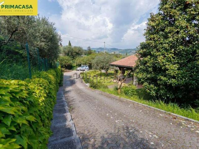 Case e ville in vendita di 448 m² in Via Monte Faustini