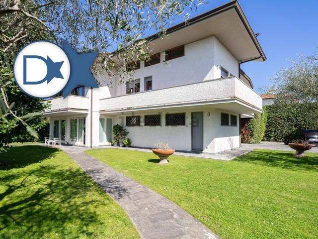 Case e ville in vendita di 448 m² in Via Versilia, 172