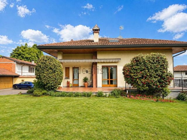 Case e ville in vendita di 449 m² in Via Varallo Pombia, 2