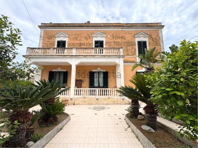 Case e ville in vendita di 450 m² in Via 4th Novembre 1918, 1