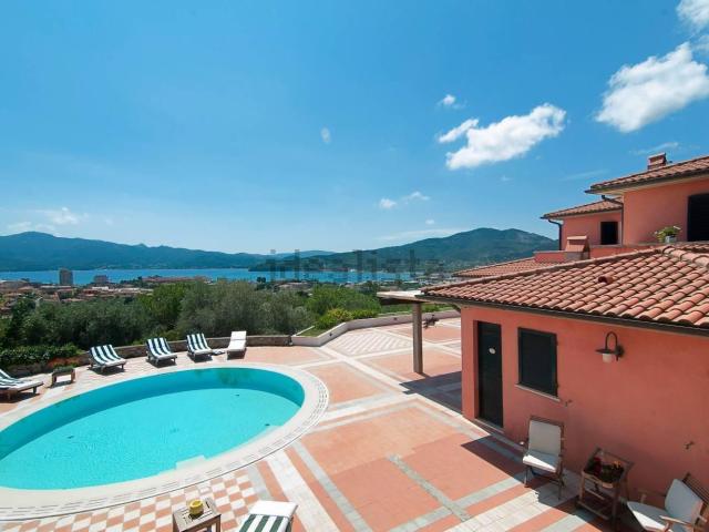 Case e ville in vendita di 450 m² in Via Consumella