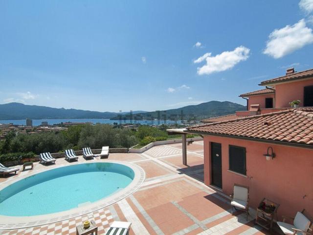 Case e ville in vendita di 450 m² in Via Consumella
