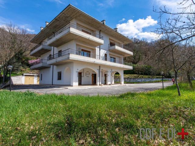 Case e ville in vendita di 450 m² in Via cantalice