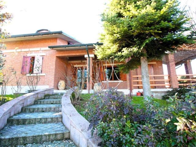 Case e ville in vendita di 450 m² in Via Claudia, 171