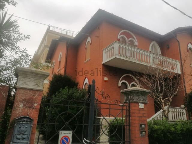 Case e ville in vendita di 450 m² in Via A. Nini, 10