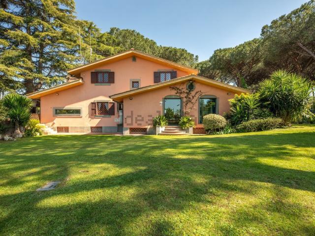 Case e ville in vendita di 450 m² in Via Appia Nuova, 61