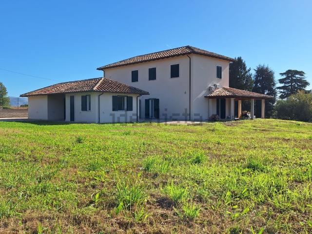 Case e ville in vendita di 450 m² in Via Ariana