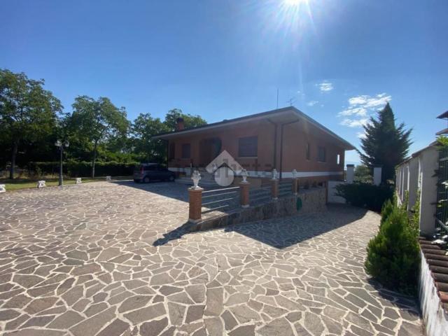 Case e ville in vendita di 450 m² in Via G. Verrazzano, 3