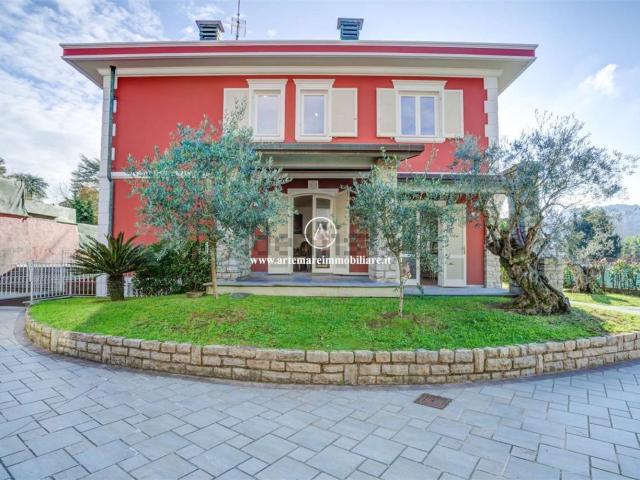Case e ville in vendita di 450 m² in Via Giuseppe Ungaretti, 22