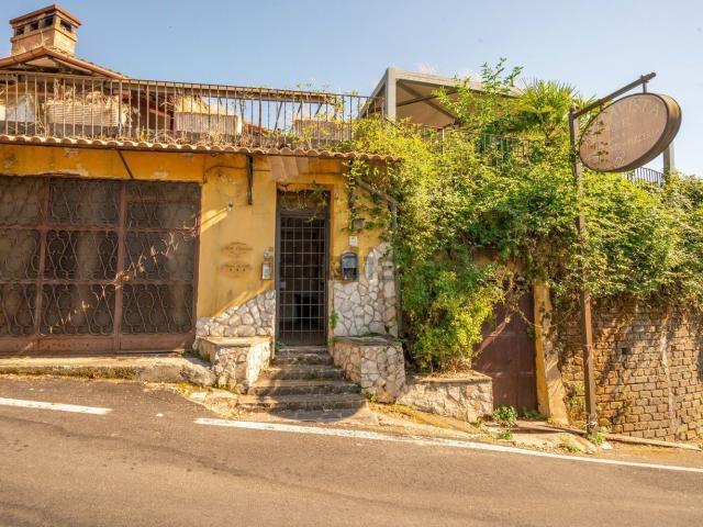 Case e ville in vendita di 450 m² in Via degli Oleandri