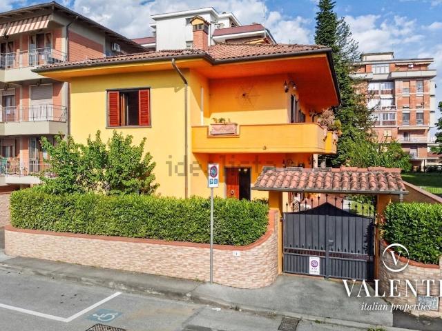 Case e ville in vendita di 450 m² in Via dei Cipressi