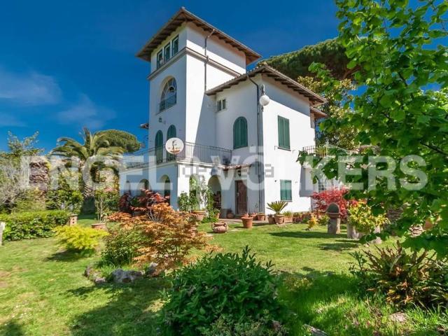 Case e ville in vendita di 450 m² in Via dei Genzanesi