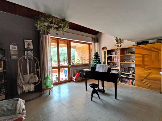 Case e ville in vendita di 450 m² in Via del Bisenzio