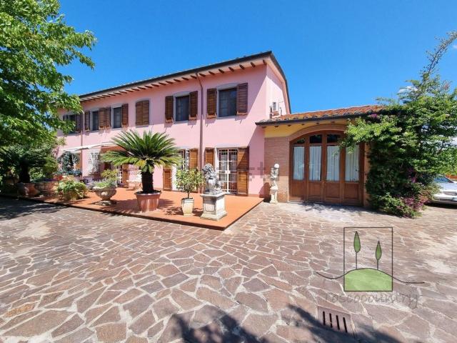 Case e ville in vendita di 450 m² in Via del Fosso Nuovo