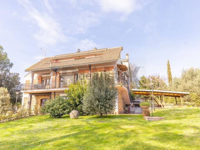 Case e ville in vendita di 450 m² in Via della Marcigliana, 747