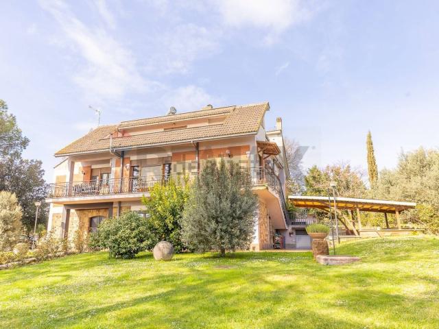 Case e ville in vendita di 450 m² in Via della Marcigliana, 747
