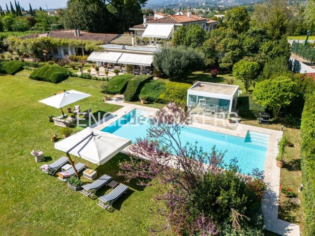 Case e ville in vendita di 450 m² in Via della Villa Cedri