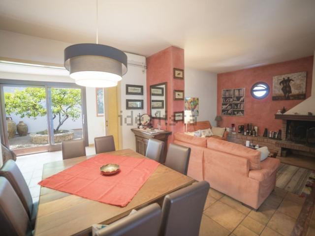 Case e ville in vendita di 450 m² in Via delle Ginestre, 3