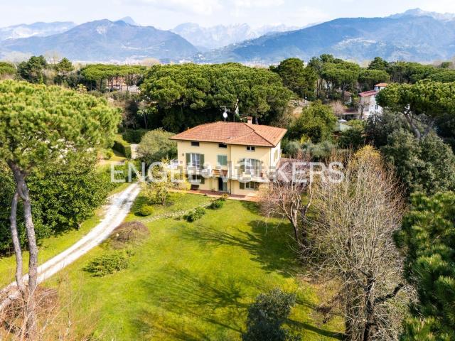 Case e ville in vendita di 450 m² in Via delle Macchie