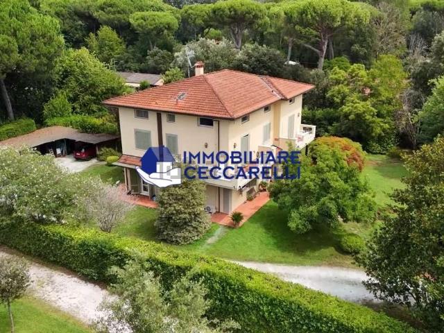 Case e ville in vendita di 450 m² in Via delle Vigne