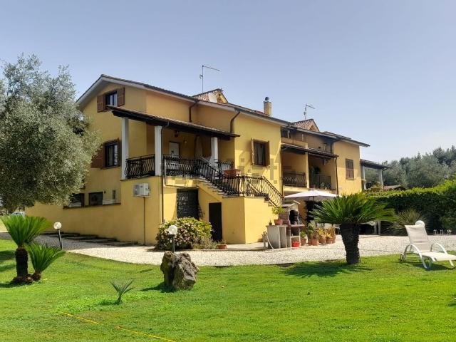Case e ville in vendita di 450 m² in Via di Montefranco