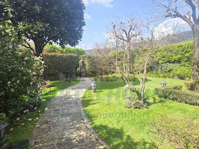Case e ville in vendita di 450 m² in Via Emanuele de Cillis