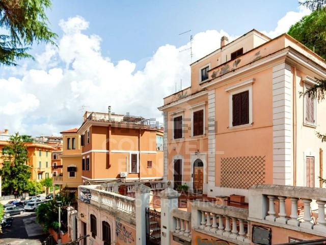 Case e ville in vendita di 450 m² in Via Fratelli Bandiera