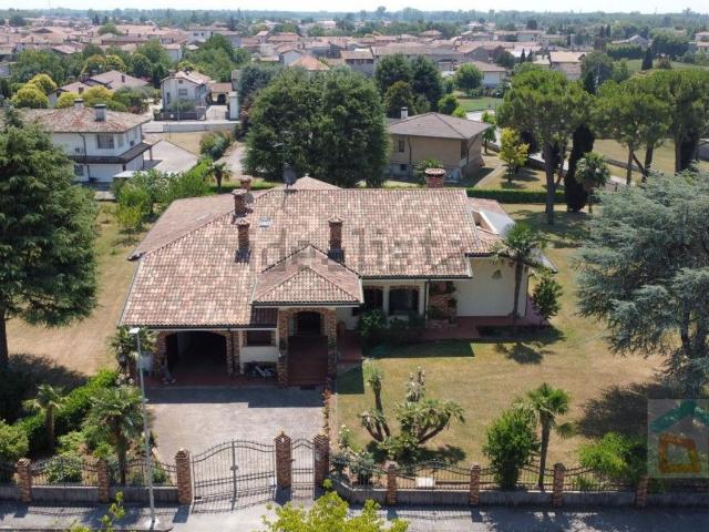 Case e ville in vendita di 450 m² in Via Jacopo Pirona, 2