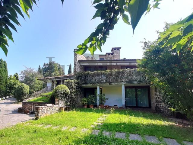 Case e ville in vendita di 450 m² in Via Onacrog, 497