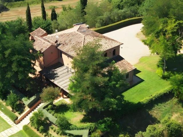 Case e ville in vendita di 450 m² in Via M. Morgantini, 21