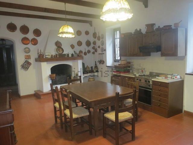 Case e ville in vendita di 450 m² in Via Mombricco, 12