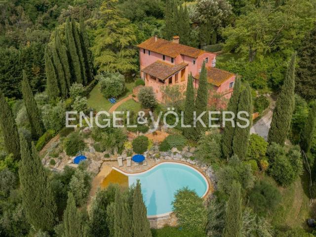 Case e ville in vendita di 450 m² in Via Montevecchio