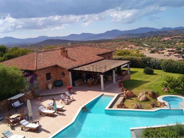 Case e ville in vendita di 450 m² in Via Monte Contros