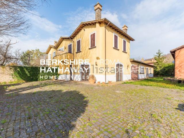 Case e ville in vendita di 450 m² in Via Monte Calcaro