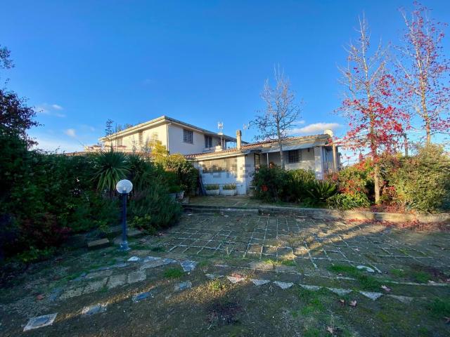 Case e ville in vendita di 450 m² in Via Sacrofano Cassia, 10