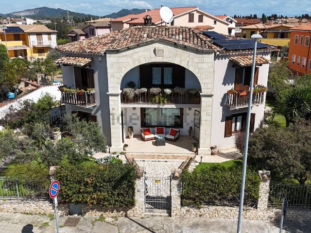 Case e ville in vendita di 450 m² in Via Sant&apos Efisio