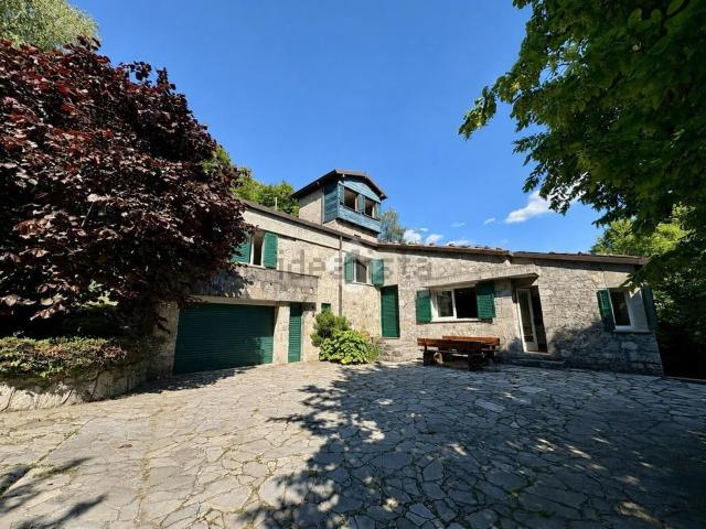 Case e ville in vendita di 450 m² in Via Santissima Trinità, 28