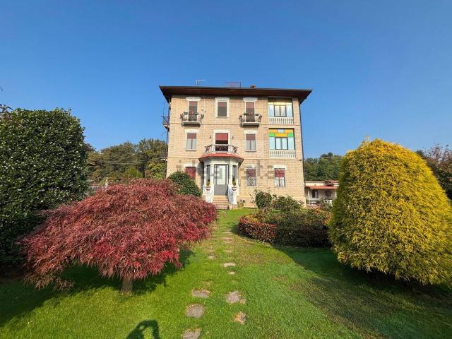 Case e ville in vendita di 450 m² in Via Statale, 68