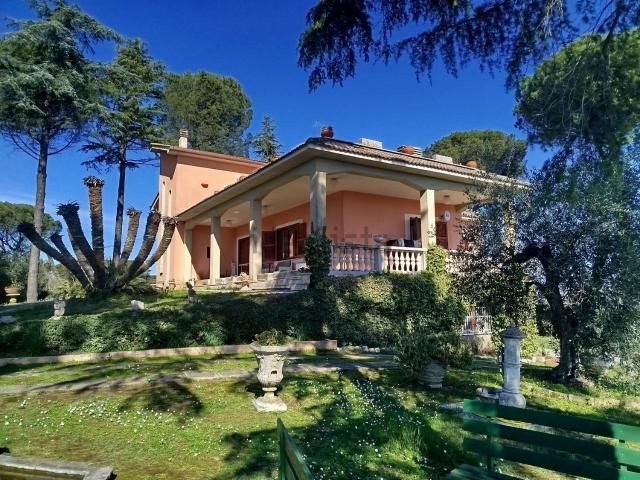 Case e ville in vendita di 450 m² in Via Sterpareti