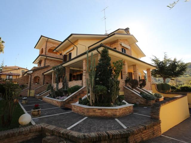 Case e ville in vendita di 450 m² in Via Svizzera, 7