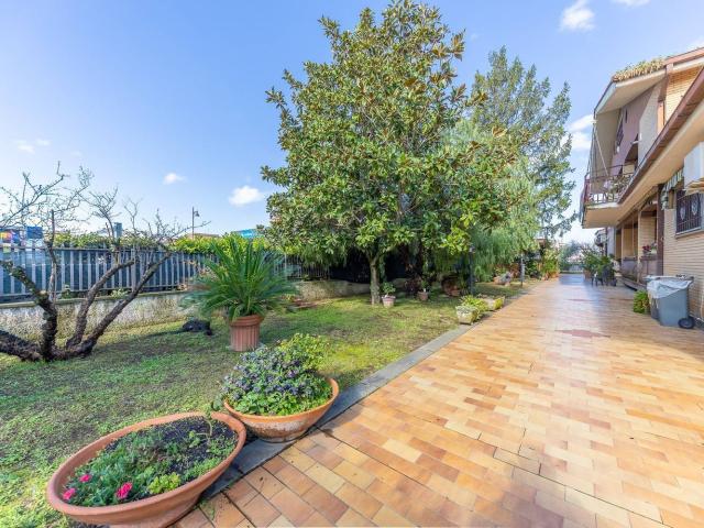 Case e ville in vendita di 450 m² in Via Portella della Ginestra, 3