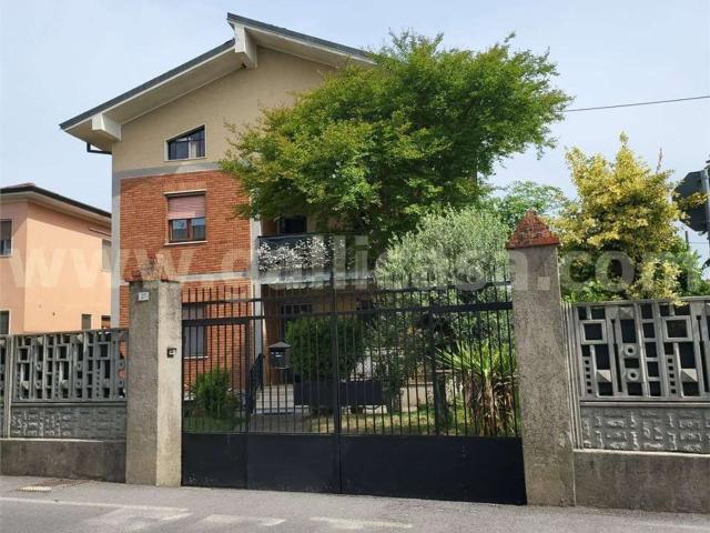 Case e ville in vendita di 450 m² in Via Quinto Capitanio, 14