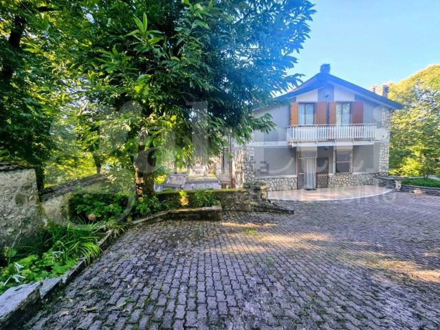 Case e ville in vendita di 450 m² in Via Roccamassima