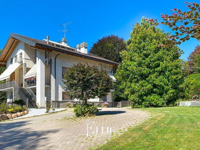 Case e ville in vendita di 450 m² in Via Riviera, 4