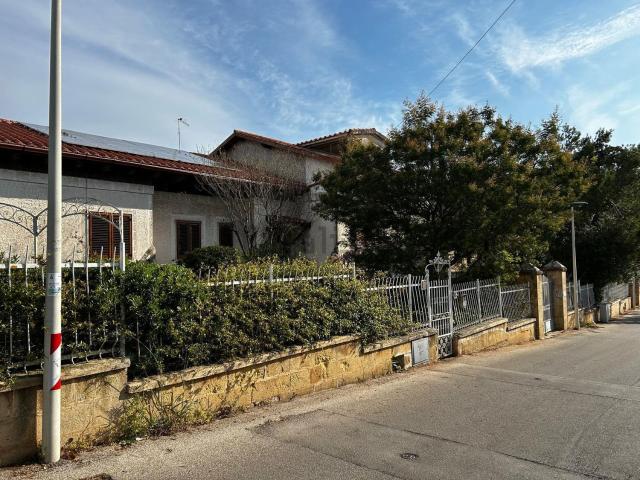 Case e ville in vendita di 450 m² in Viale dei Pini, 17
