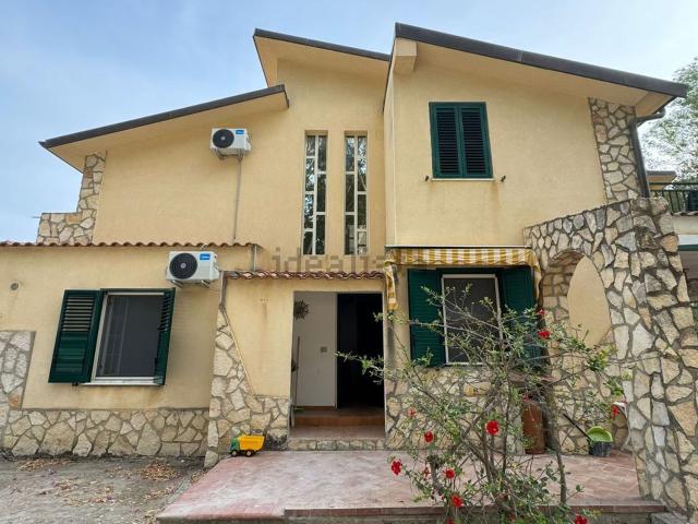 Case e ville in vendita di 450 m² in Viale Eracle