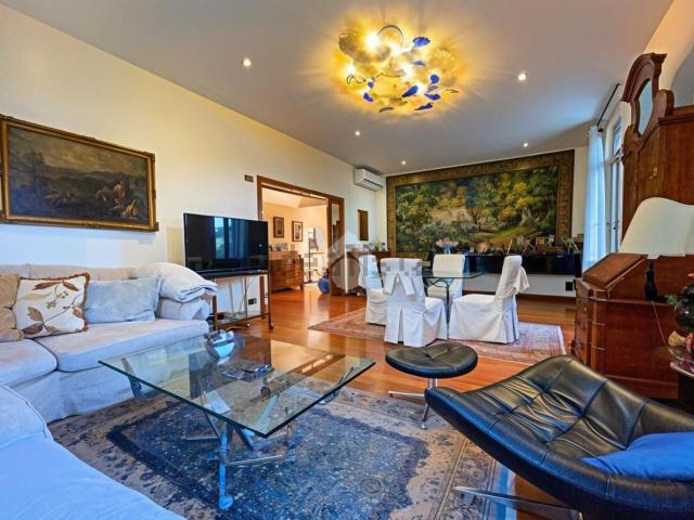 Case e ville in vendita di 450 m² in Viale Monte Grappa, 3