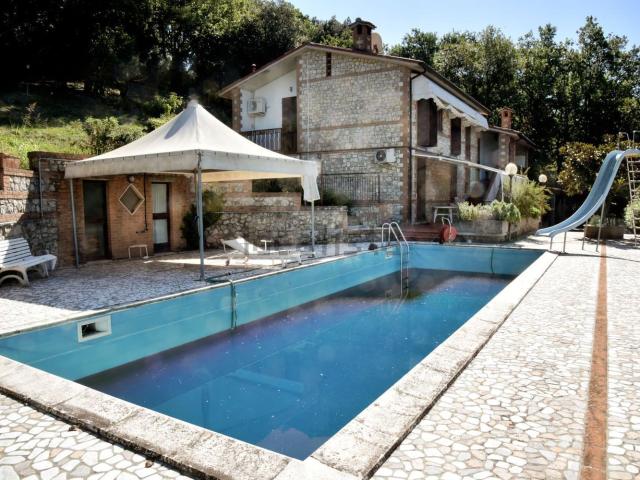 Case e ville in vendita di 450 m² in Strada di Caprile